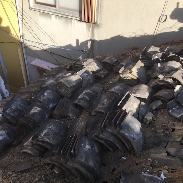 日本瓦と屋根土の撤去作業_屋根軽量化